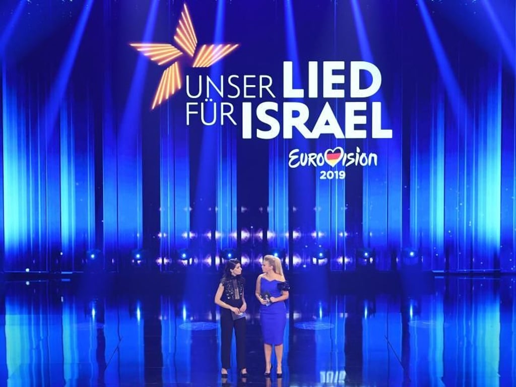 Barbara Schöneberger und Linda Zervakis (l) präsentieren «Unser Lied für Israel». Foto: Britta Pedersen