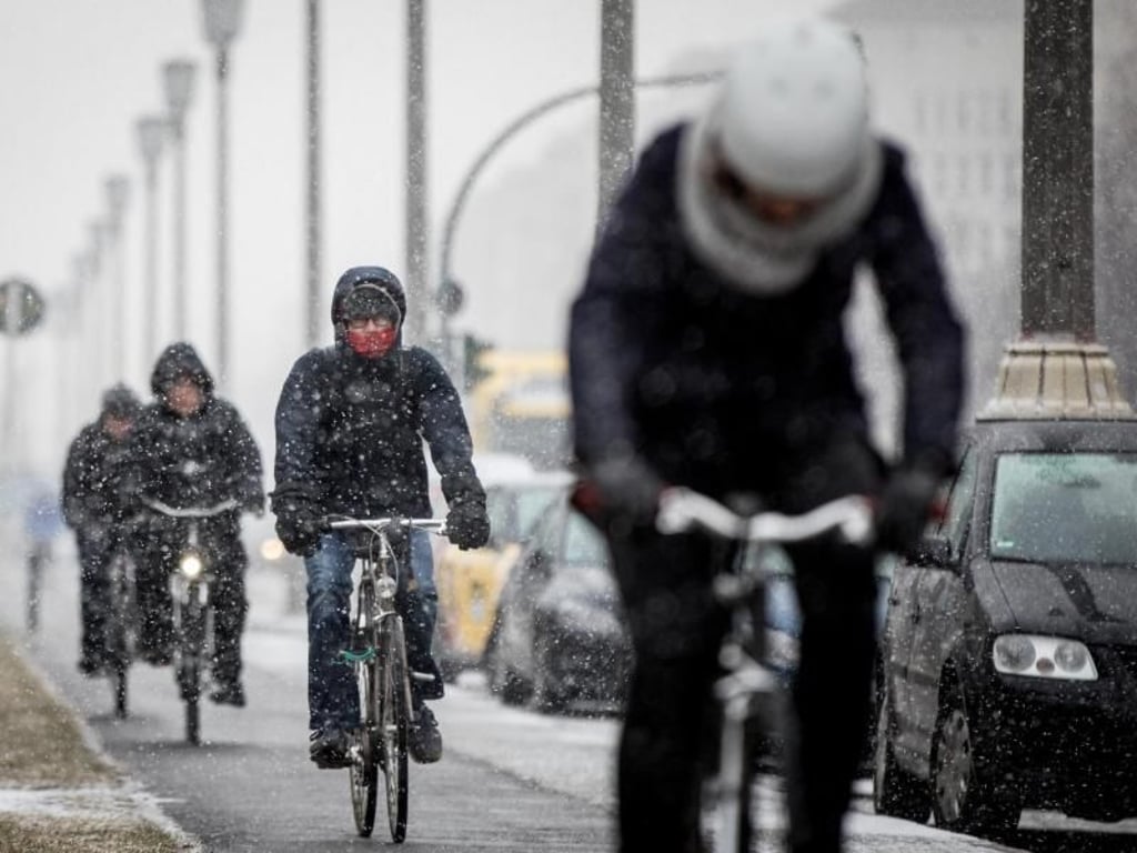 Radeln im Schnee: Zum Frühlingsanfang hat es in vielen Teilen Deutschlands wieder geschneit. Foto: Kay Nietfeld