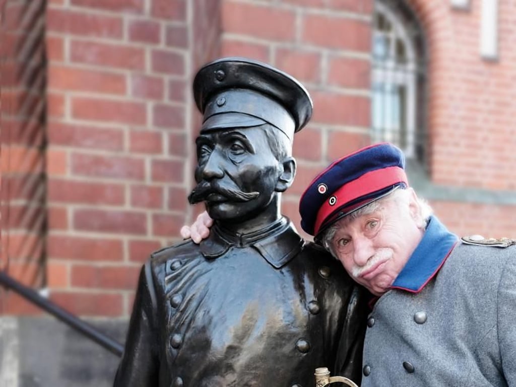 Der Hauptmann von Köpenick ist in dem Berliner Stadtteil als Statue verewigt. Foto: Daniel Lade/Tourismusverein Berlin Treptow-Köpenick e.V./dpa-tmn