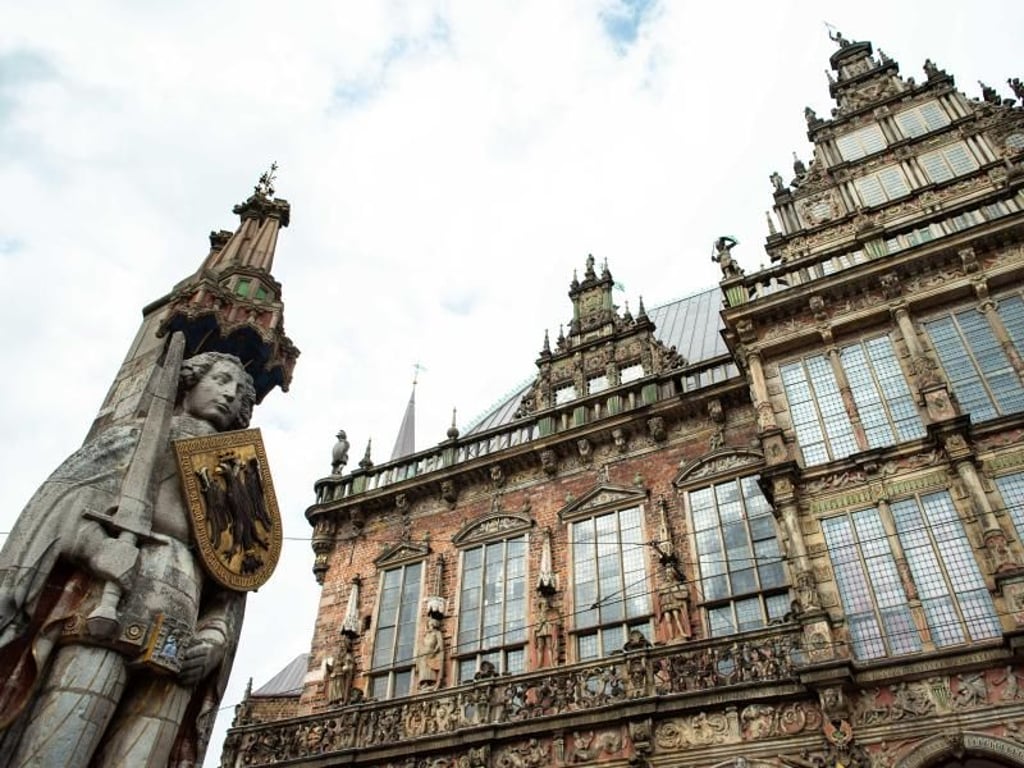 Der Roland neben dem Rathaus der Hansestadt. In Bremen beginnen die Koalitionsverhandlungen von SPD, Grünen und Linkspartei. Foto: Mohssen Assanimoghaddam