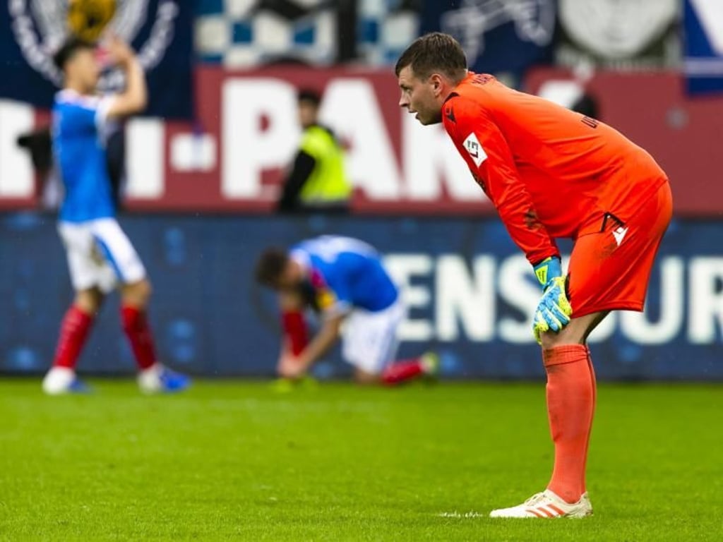 Karlsruhes Torwart Benjamin Uphoff ärgert sich nach der Niederlage gegen Holstein Kiel. Foto: Frank Molter
