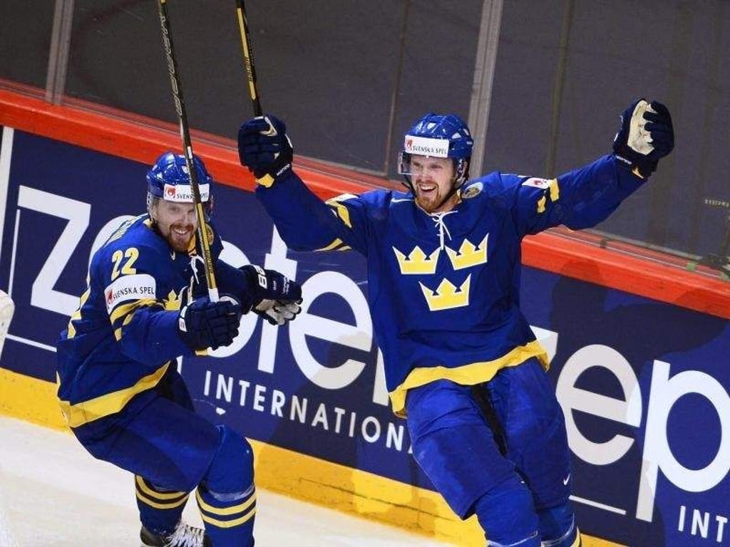 Henrik Sedin (r) trifft für die Schweden zum 3:0-Endstand. Foto: Claudio Bresciani