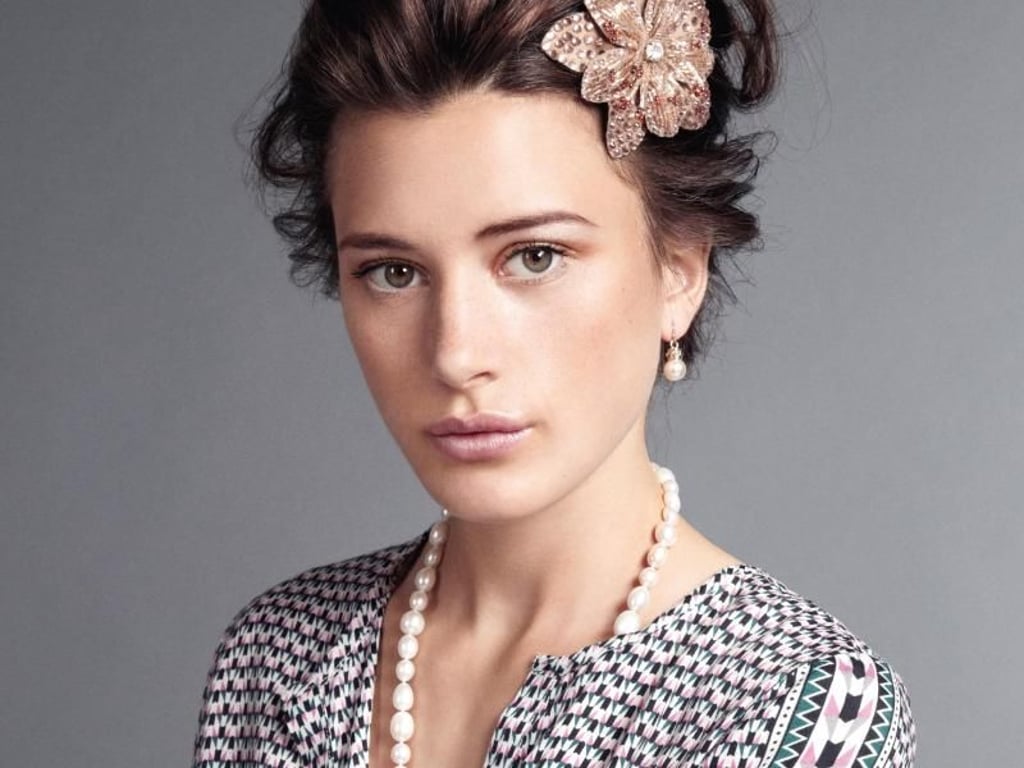 Beim romantischen Make-up werden die Augen betont. Als Lidschatten-Farbe eignet sich ein braun- oder goldig-glänzender Kupferton. Foto: Boris Entrup, BeautySchule, DK Verlag/Billie Scheepers