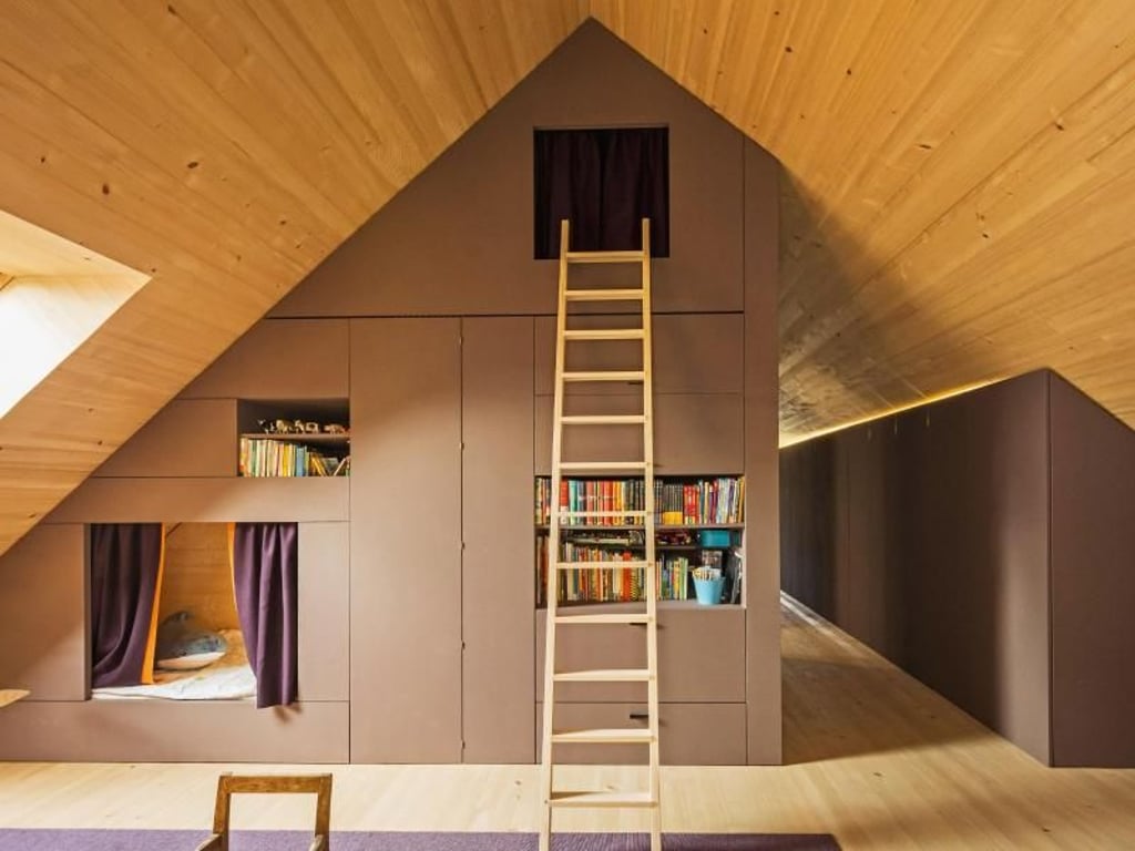 Da der alte Dachstuhl des ehemaligen Handwerksgebäude in Passau marode war, konnte ein neuer errichtet werden - und darin schöne neue Zimmer. Foto: Hiendl Schineis Architektenpartnerschaft