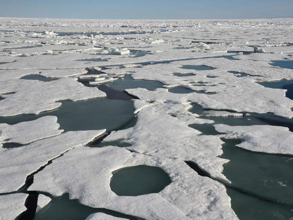 Mit Lücken: Die Eisdecke des arktischen Meeres am Nordpol. Foto: Ulf Mauder