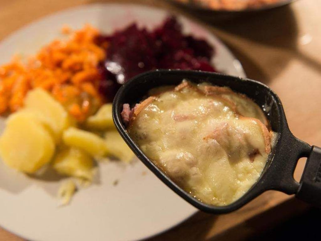 Raclette und Fondue gehören in Deutschland zu den beliebtesten Silvestermahlzeiten. Foto: Patrick Seeger