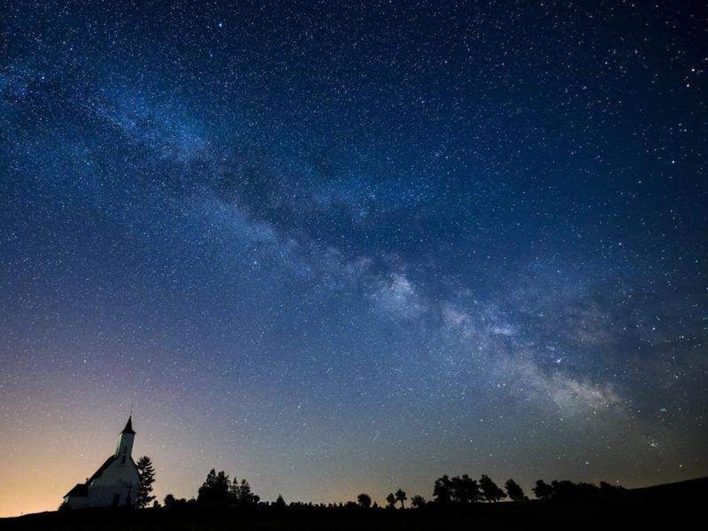 Blick auf unsere Heimatgalaxie: Die Milchstraße. Foto: Peter Komka, MTI/MTVA