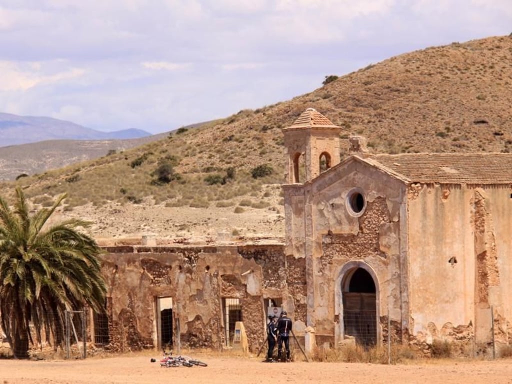 Diese Kirche in der Halbwüste Cabo de Gata diente 1964 schon Sergio Leone für seinen Welterfolg «Für eine Handvoll Dollar» als Filmset. Foto: Manuel Meyer