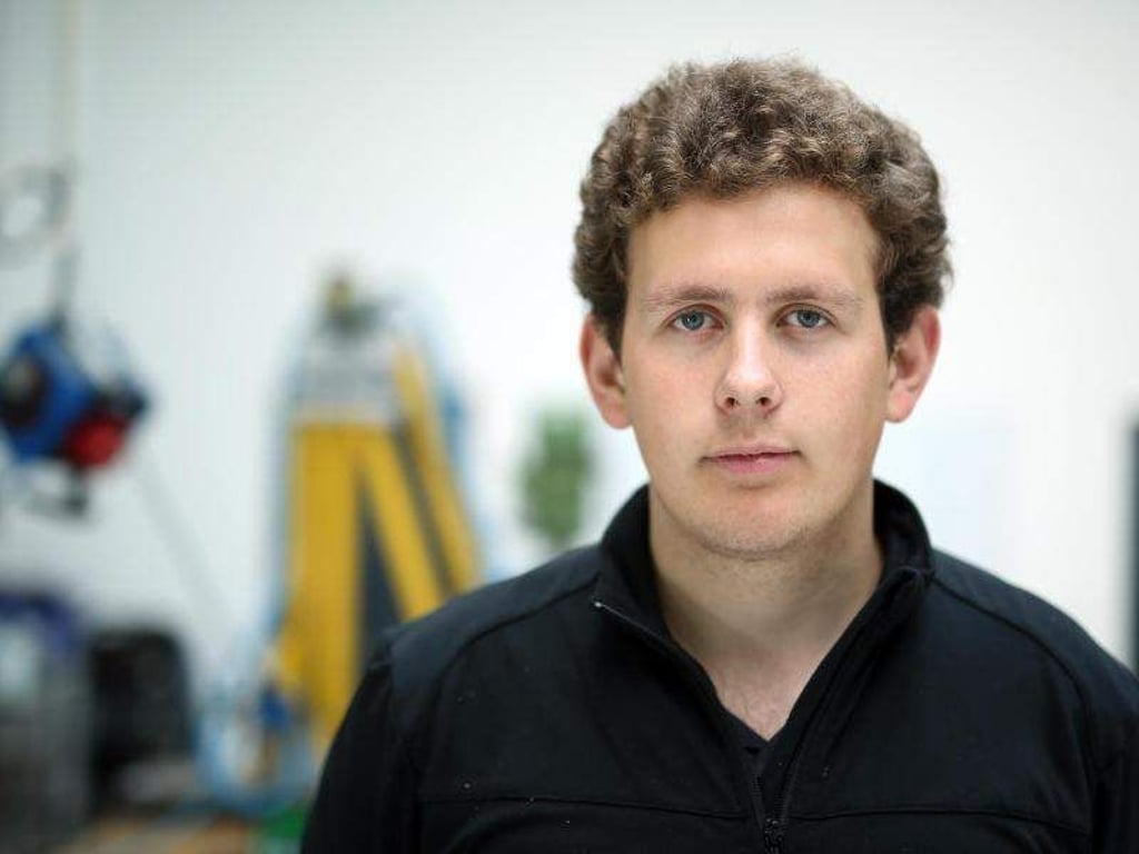 Sebastian Schemmer lernt ein sehr präzises Handwerk: Der 20-Jährige macht eine Ausbildung zum Feinwerkmechaniker. Foto: Ina Fassbender/dpa-tmn
