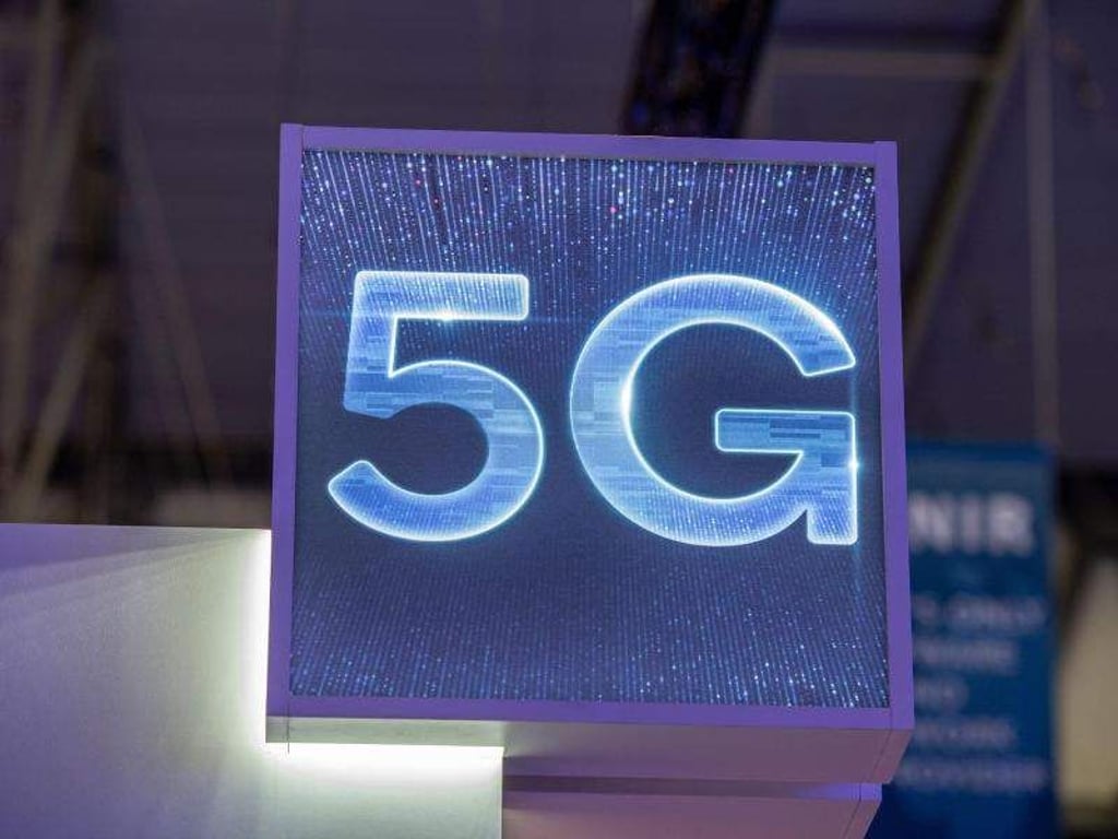 5G-Schild auf dem Mobile World Congress in Barcelona. Am 19. März soll die Versteigerung der Frequenzen für den superschnellen Datenfunk-Standard erfolgen. Foto: Andrej Sokolow