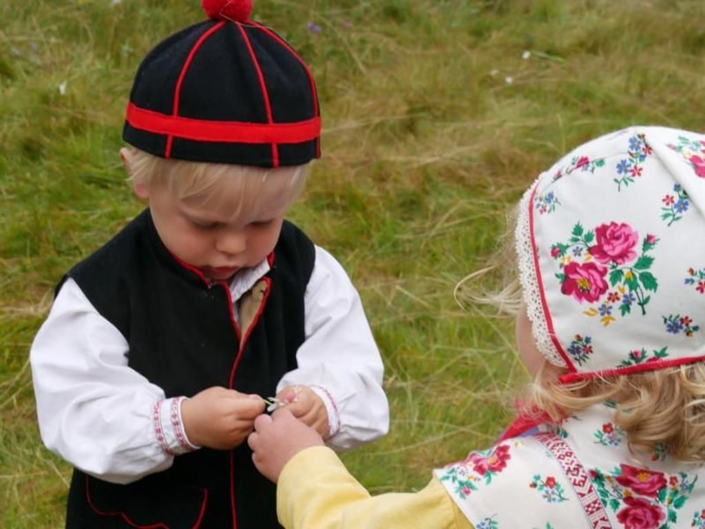 Auch kleine Kinder tragen an Midsommar Tracht - wie hier Leon und Emmy. Foto: Isabelle Modler