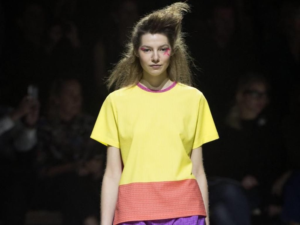 Schön bunt in den Sommer mit Mode von  Yoshiyuki Miyamae. Foto: Caroline Blumberg