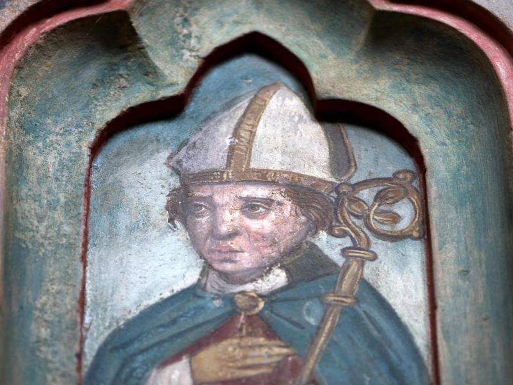 Eine Abbildung von Bischof Thietmar ist an der Chorschranke im Merseburger Dom zu sehen. Foto: Hendrik Schmidt