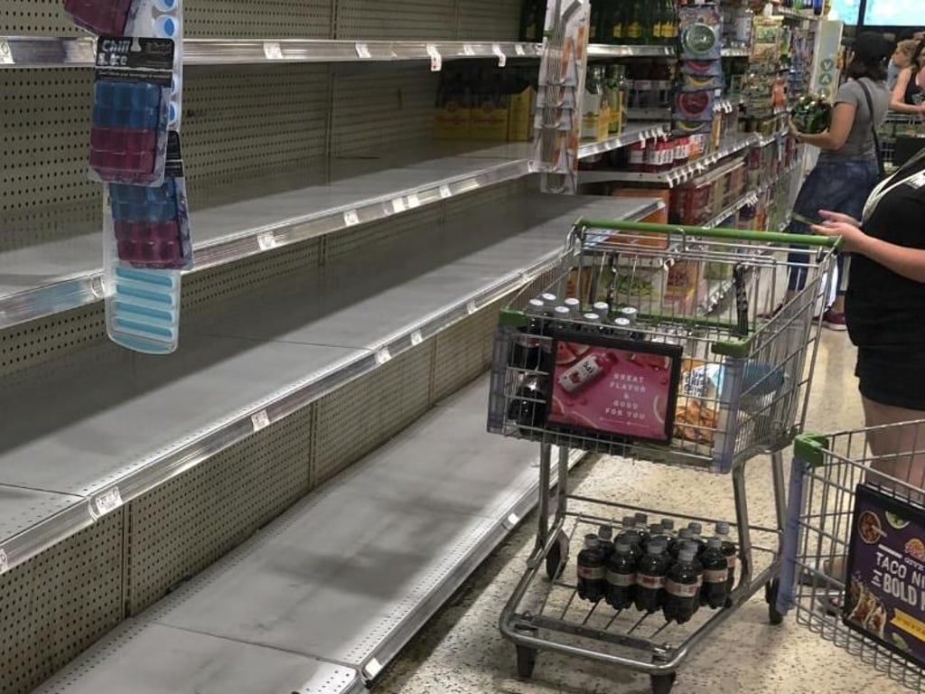 Leere Regale in einem Supermarkt: Der Gouverneur von Florida hat den Notstand ausgerufen. Foto: Marcus Lim/AP