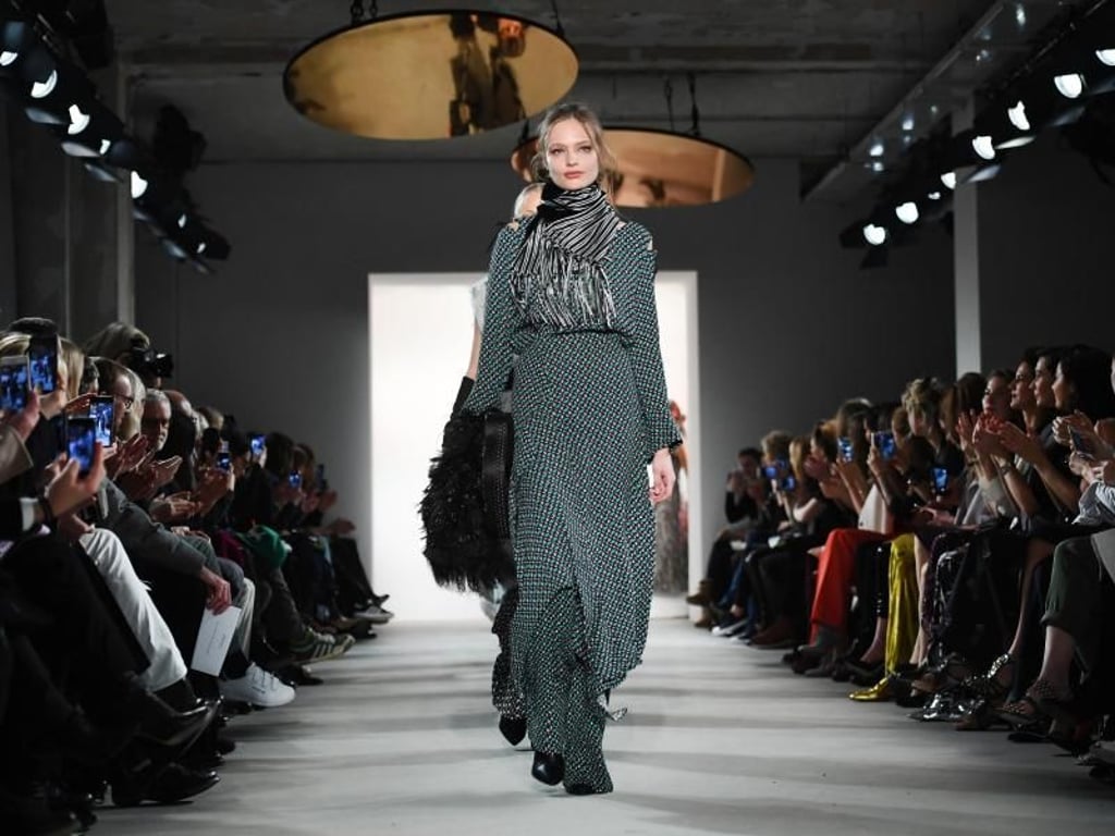 Es darf auch ruhig ein bisschen länger sein: Dorothee Schumacher zeigt ihre Kreationen bei der Mercedes-Benz Fashion Week im Rahmen der Berliner Modewoche. Foto: Britta Pedersen