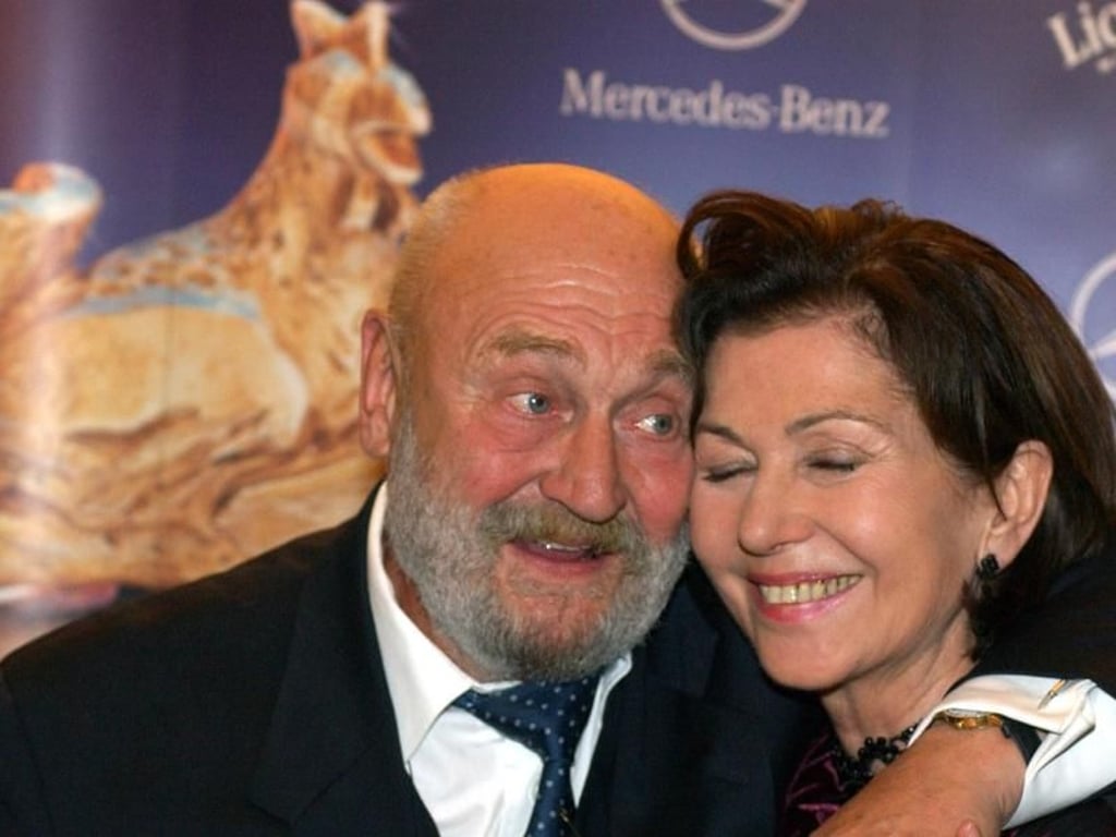 Rolf Hoppe freut sich mit seiner Kollegin Renate Blume im Berliner Friedrichstadtpalast über eine Goldene Henne (2005). Foto: Stephanie Pilick