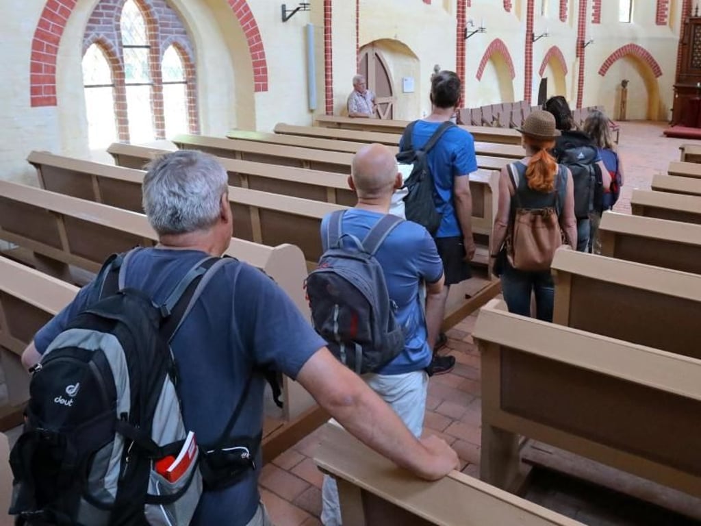 Einkehr am Wegrand: Pilger besuchen die Klosterkirche des ehemaligen Zisterzienserinnenklosters Wanzka. Foto: Bernd Wüstneck