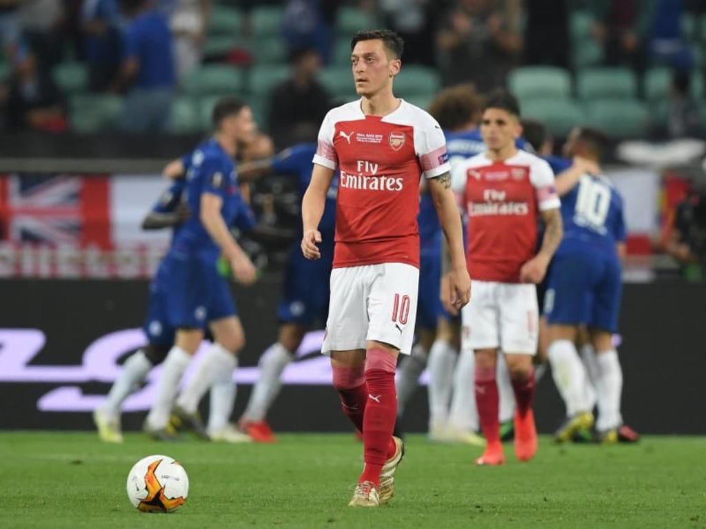 Während die Chelsea-Profis das Tor zum 1:0 feiern, schaut Arsenals Mesut Özil enttäuscht drein. Foto: Arne Dedert