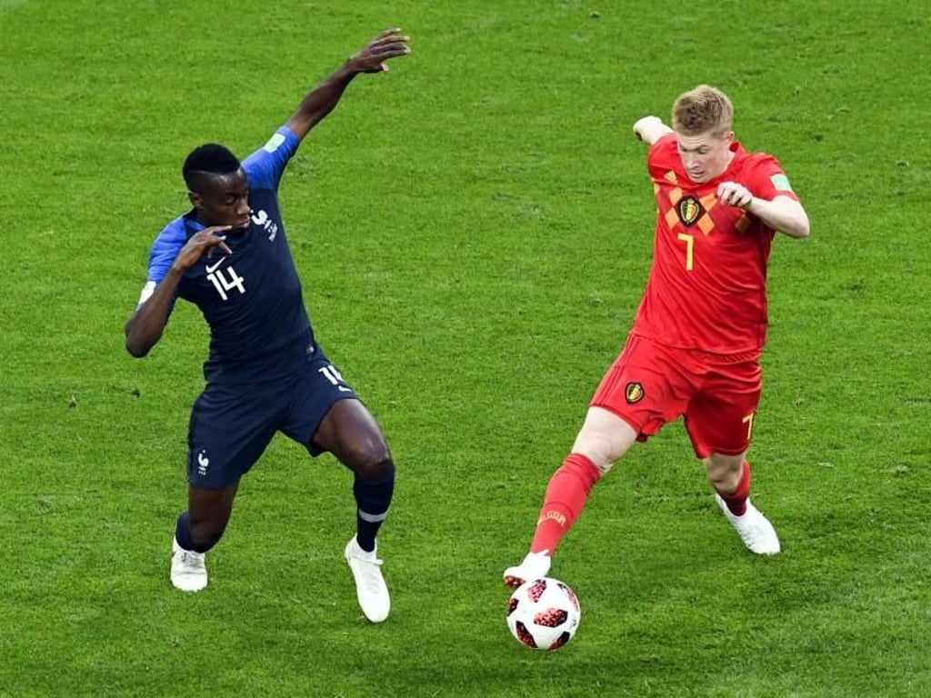 Der belgische Spielmacher Kevin De Bruyne (r) wird von Blaise Matuidi unter Druck gesetzt. Foto: Laurie Dieffembacq/BELGA