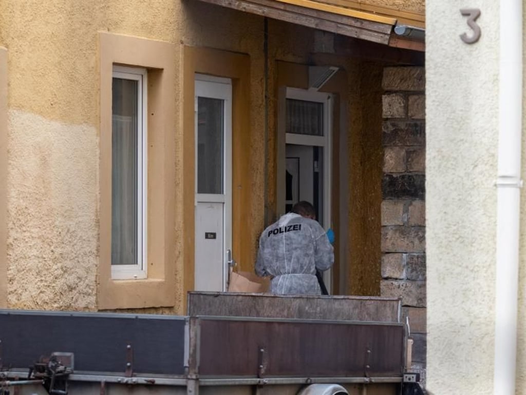 Ein Polizist der Spurensicherung sucht nach Hinweisen. Foto: Robert Michael