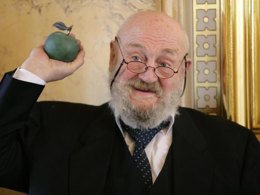 Rolf Hoppe mit dem Kunstpreis der sächsischen Landeshauptstadt Dresden (2007). Foto: Oliver Killig