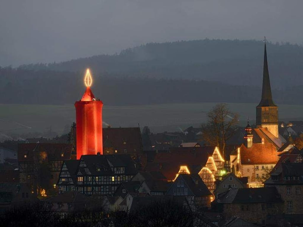 Die wohl größte Kerze der Welt brennt jetzt in Schlitz. Foto: Uwe Zucchi