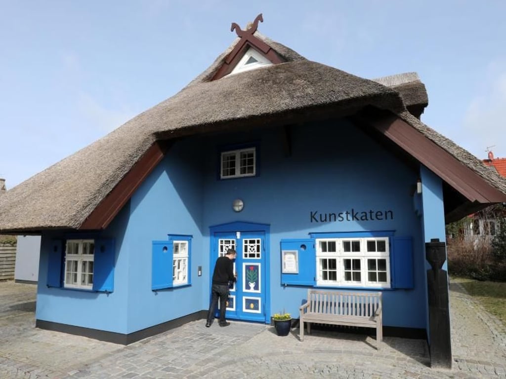 Der Kunstkaten in Ahrenshoop ist das Wahrzeichen des Ostseebades. Hier wird die Ausstellung «Elbhang & Weststrand - Dresdner Künstler in Ahrenshoop» gezeigt. Foto: Bernd Wüstneck