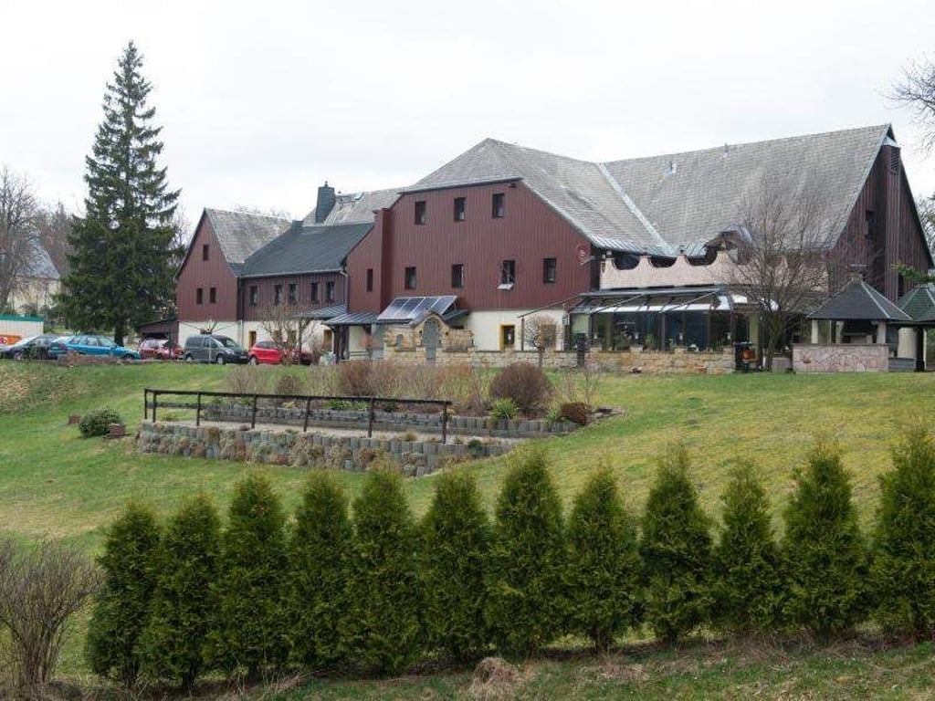 Biker willkommen: Das Naturhotel Gasthof Bärenfels besitzt das Qualitätssiegel «Motorradfreundlicher Hotelbetrieb». Foto: Sebastian Kahnert