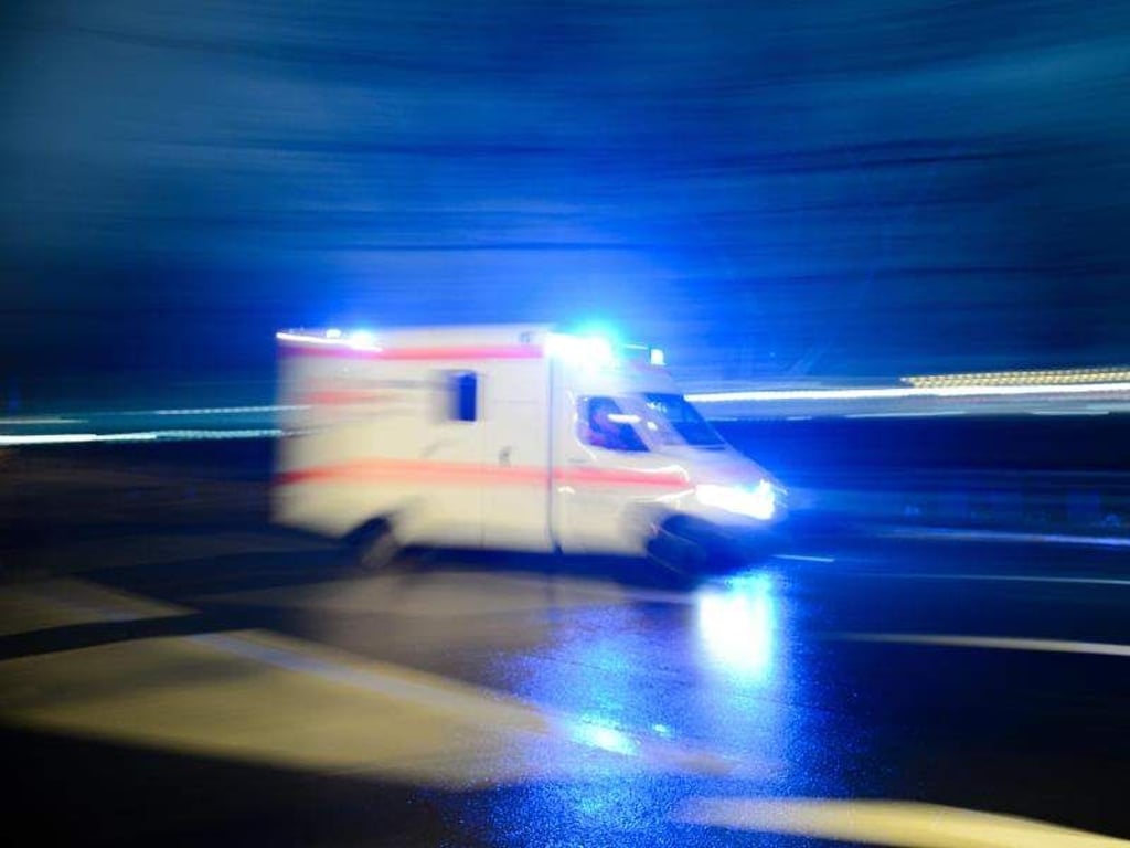 Ein Rettungswagen fährt auf der Straße mit Blaulicht entlang. Foto: Lukas Schulze/Archiv