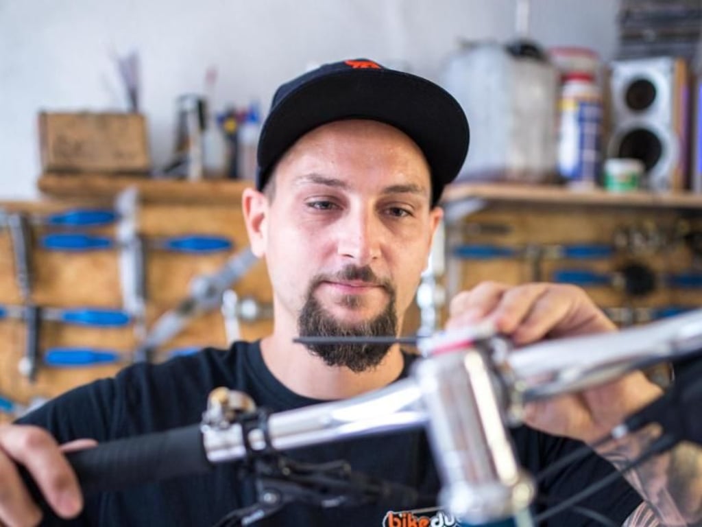 Bloß nicht von der Stange: Viele Radler wollen ein individuelles Bike, das ihnen dann Zweiradmechaniker wie Dennis Wehr aus Berlin zusammenbauen. Foto: Florian Schuh