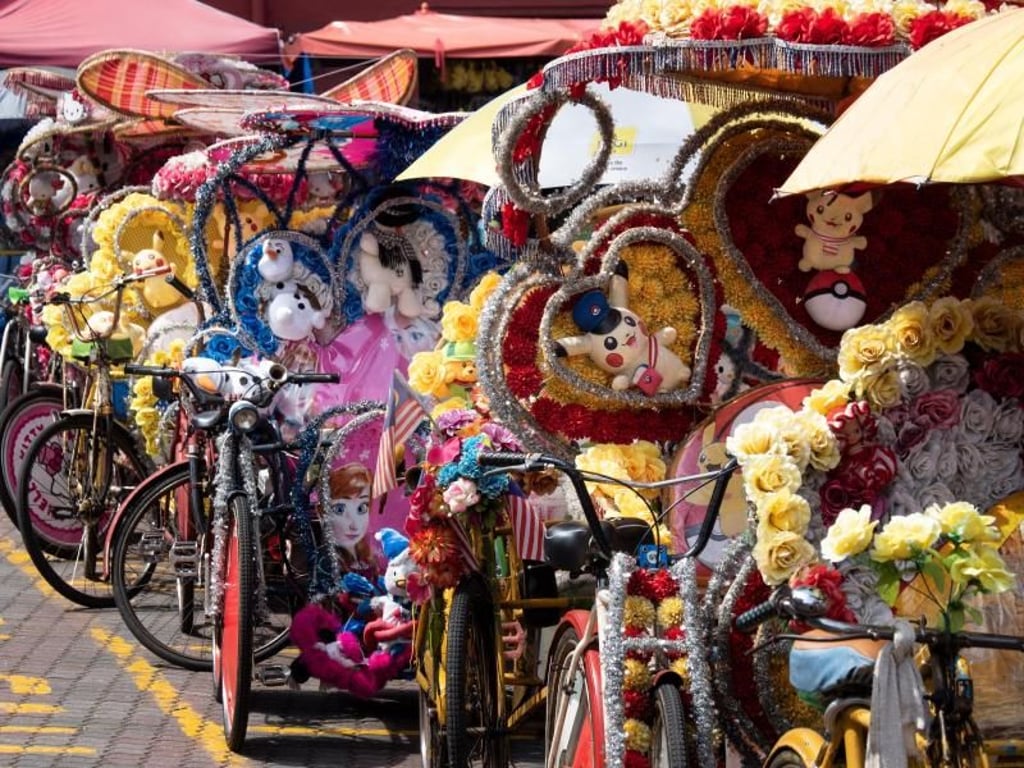 Auch diese Radrikschas in Melaka sind kitschig geschmückt. Foto: Andreas Drouve
