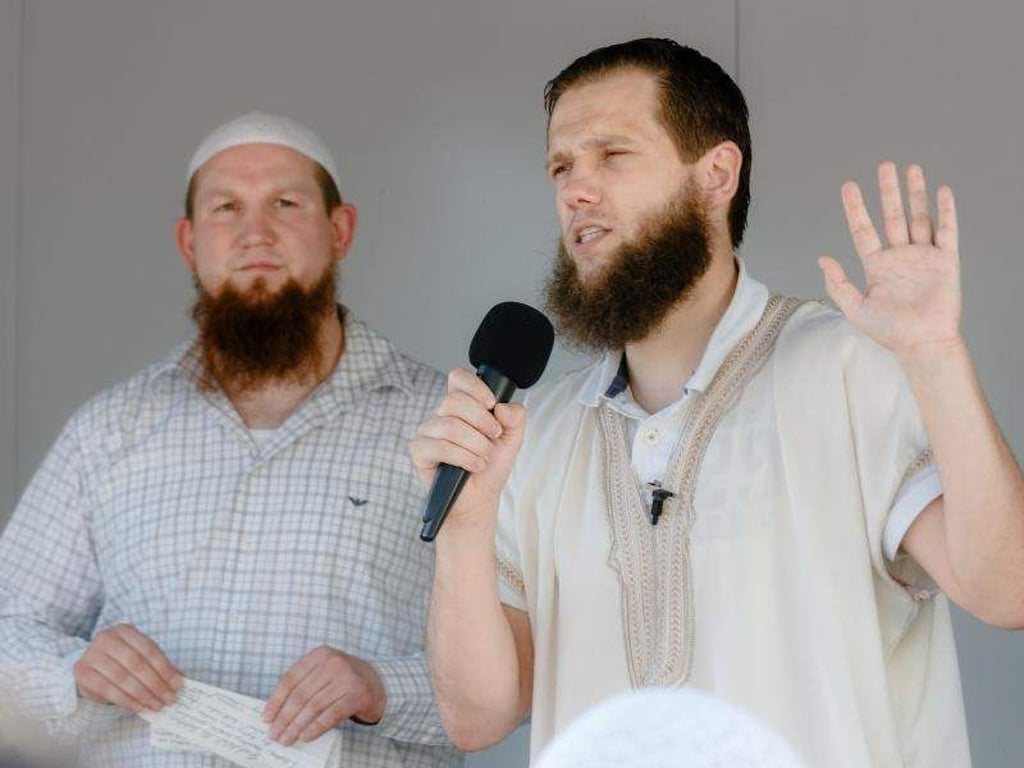 Sven Lau gehört gemeinsam mit Pierre Vogel (l) zu den bekanntesten Gesichtern des radikalen Islam in Deutschland. Foto: Markus Scholz