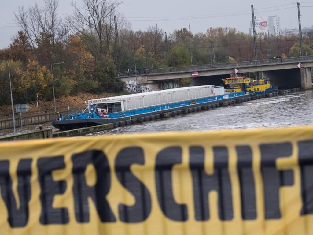 Ziel des Spezialschiffs ist das Zwischenlager Neckarwestheim. Foto: Sebastian Gollnow