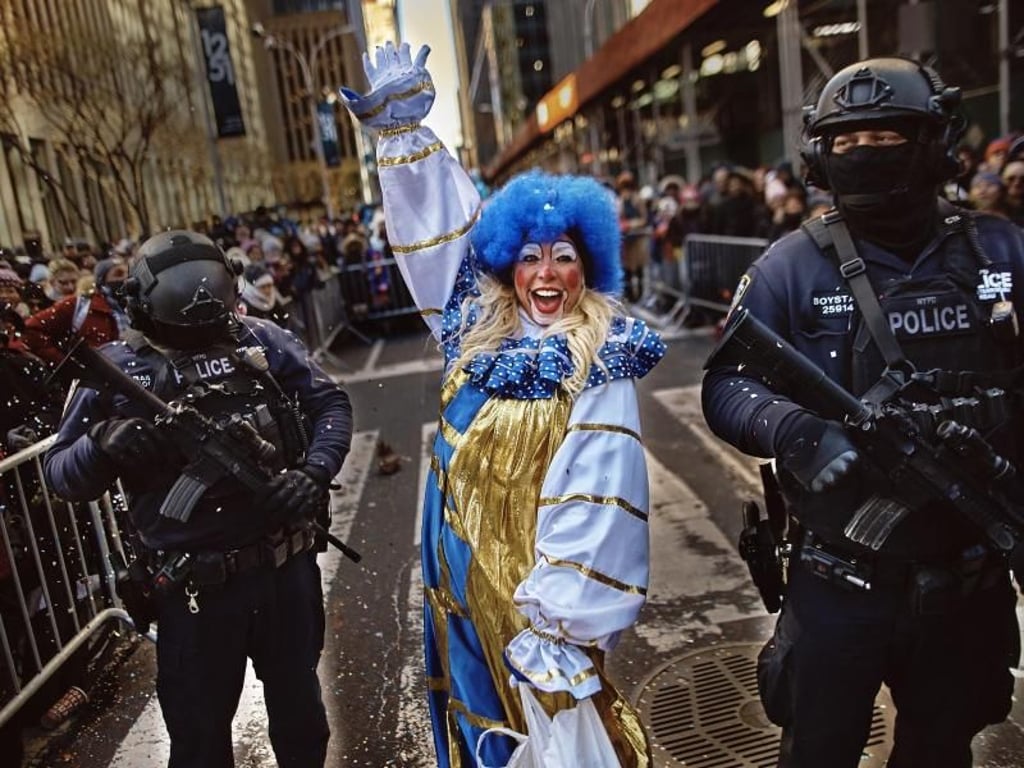 Ein gut bewachter Clown. Foto: Andres Kudacki/AP