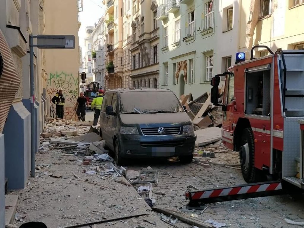 Schutt liegt auf einer Straße nach der Explosion, bei der zwei Mehrfamilienhäuser über mehrere Stockwerke zum Teil einstürzten. Foto: Kevin Hofmann/APA