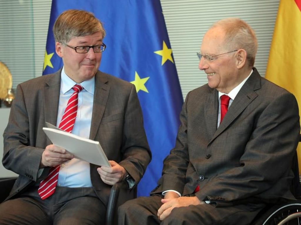 Der Wehrbeauftragte des Bundestages, Hans-Peter Bartels (l), übergibt seinen Jahresbericht 2017 an Bundestagspräsident Wolfgang Schäuble. Foto: Wolfgang Kumm