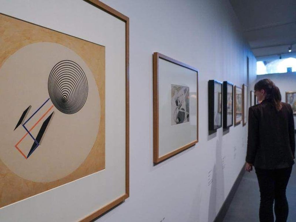 Bilder von El Lissitzky betrachtet eine Frau in der Ausstellung ?Meister Moderne. Das Comeback?, im Kunstmuseum Moritzburg. Foto: Peter Endig