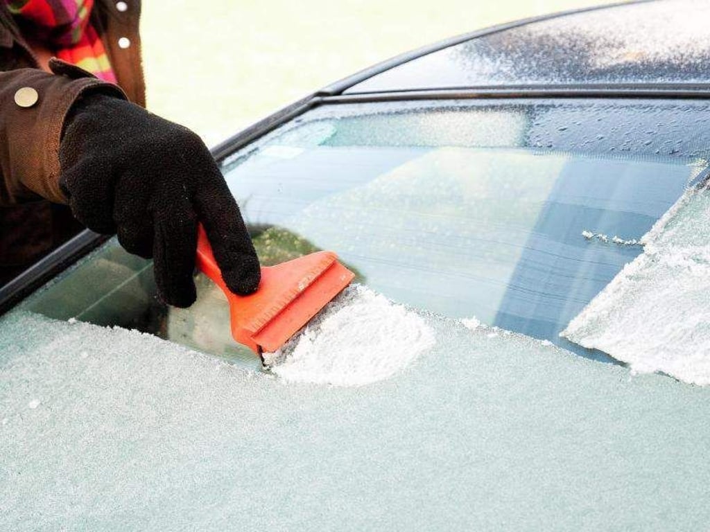 Eiskratzer und Handfeger gehören im Winter ins Auto