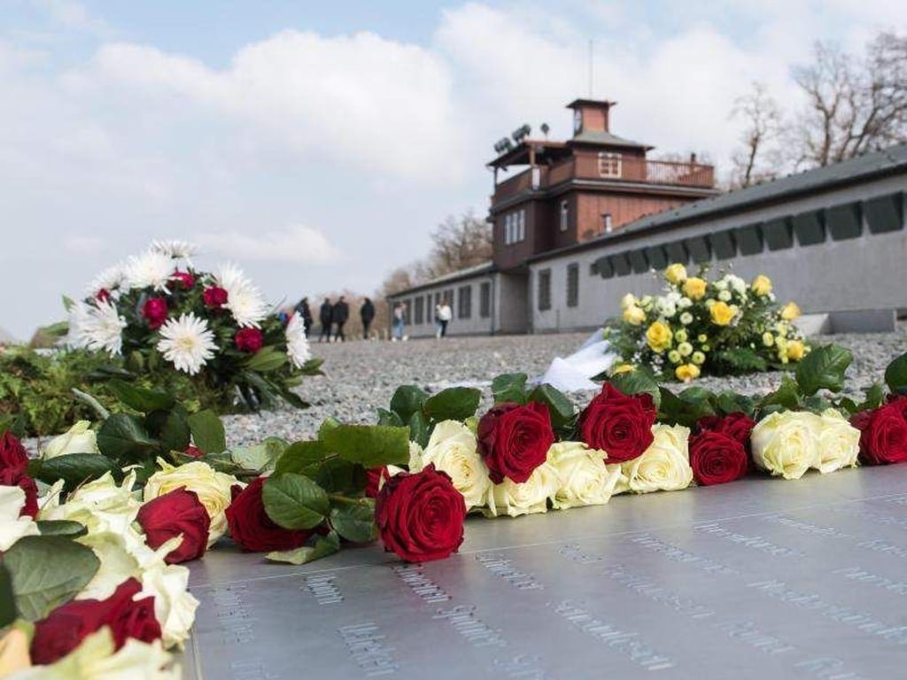 Blumen liegen auf einer Gedenktafel im ehemaligen NS-Konzentrationslager Buchenwald. Foto: Jens-Ulrich Koch/Archiv
