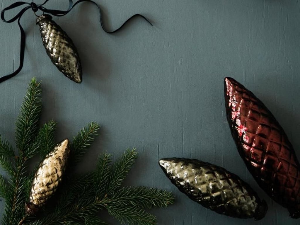 Edle Dekorationen zu Weihnachten sind Zapfen - ob das Original aus der Natur oder als nachgemachte Formen. Foto: Broste Copenhagen