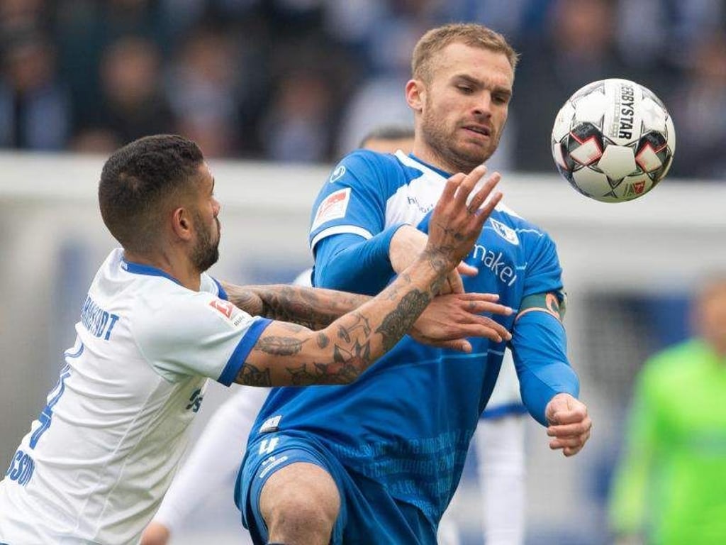 Darmstadts Victor Palsson und Magdeburgs Christian Beck (l-r.) im Zweikampf um den Ball. Foto: Swen Pförtner