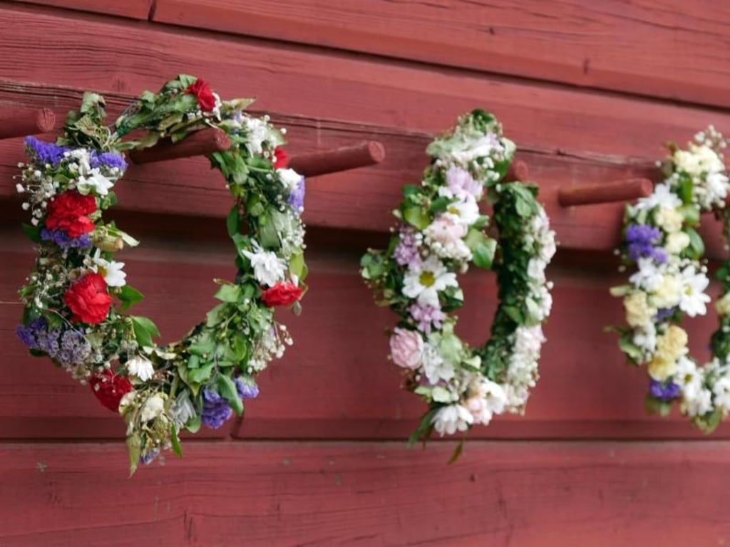 Damit die Blumenkränze am Ende so gleichmäßig und filigran aussehen, braucht es viel Geduld, Geschick und Erfahrung. Foto: Isabelle Modler