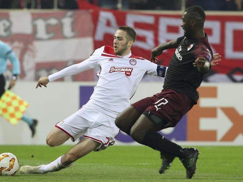 Mailands Cristian Zapata (r) kommt gegen Olympiakos-Akteur Kostas Fortounis (l) zu spät. Foto: Petros Giannakouris/AP