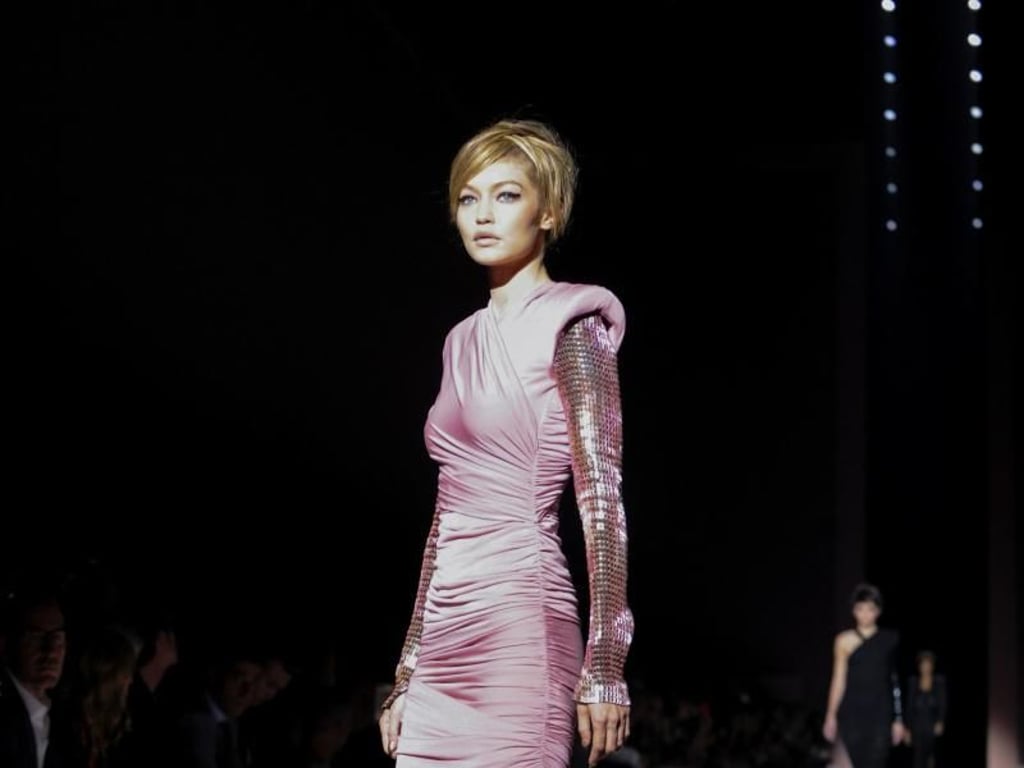 Model Gigi Hadid präsentiert ein gerafftes rosa Kleid von Tom Ford. Foto: Diane Bondareff