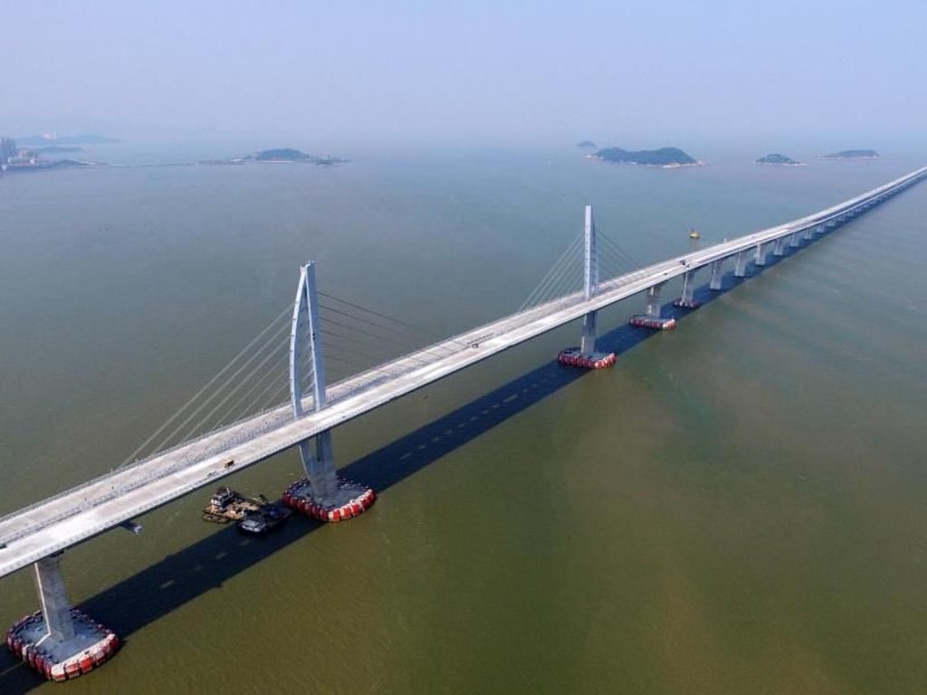 Die 55 Kilometer lange Verbindung besteht aus einer sich schlängelnden Brücke und einem 6,7 Kilometer langen Unterwassertunnel zwischen zwei künstlichen Inseln. Foto: Liang Xu/XinHua