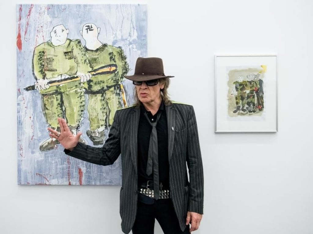 Udo zwischen «Pimmelköppe» und «Du sollst nicht töten I». Foto: Hendrik Schmidt