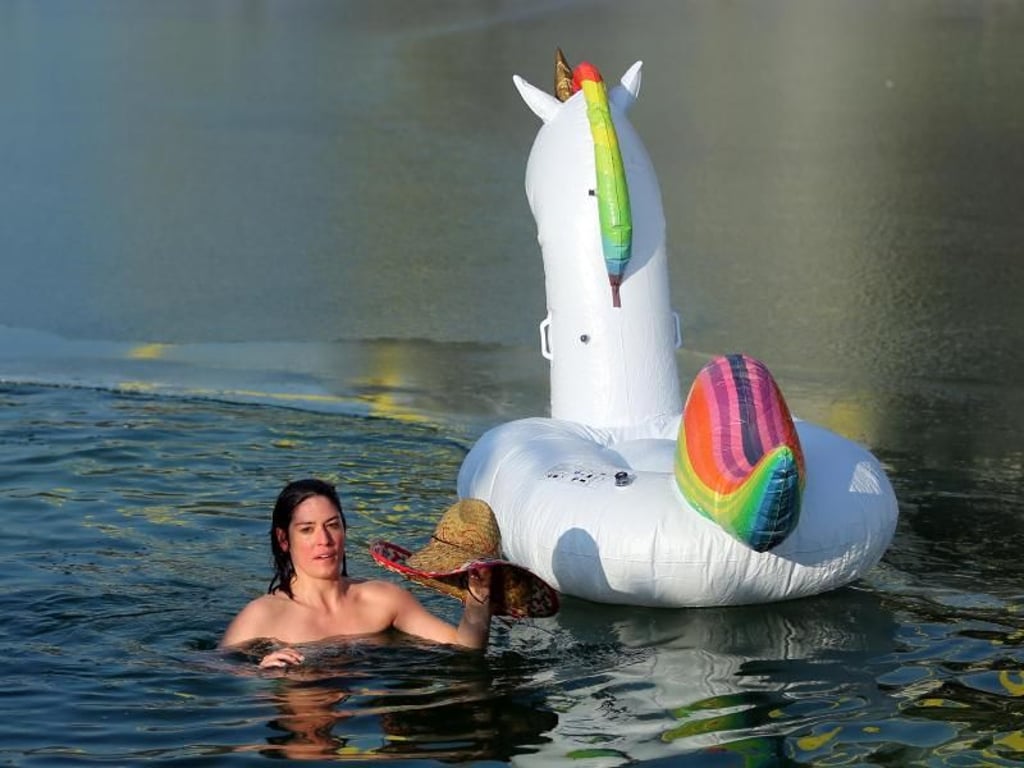 Hauptsache Spaß! Trotz eisiger Außentemperatur sind Unerschrockene ins Volksbad Dortmund zum Anbaden gekommen. Foto: Ina Fassbender