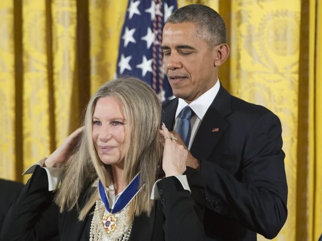 Macht sich gut: Barbra Streisand bekam von Präsident Obama die «Medal of Freedom». Foto: MIchael Reynolds