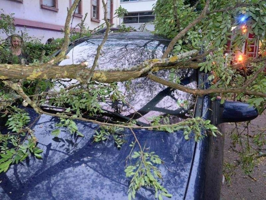 Schock für Autobesitzer: Doch bei Unwetterschäden springt die Teilkaskoversicherung ein. Foto: Patrick Seeger