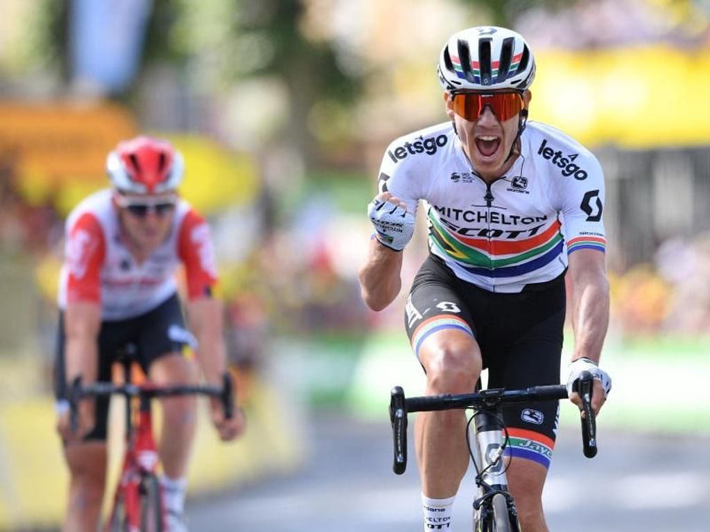 Der Südafrikaner Daryl Impey (r) jubelt kurz vor der Ziellinie. Links der Belgier Tiesj Benoot. Foto: David Stockman/BELGA